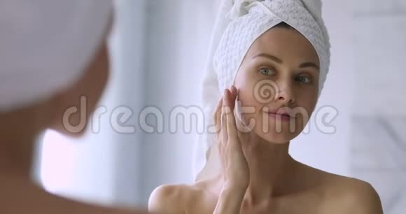 快乐美丽的女士滋润皮肤享受日常护肤视频的预览图