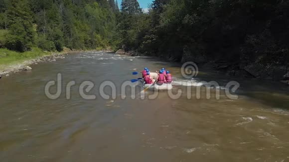 人在山河上皮划艇的后景视频的预览图