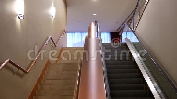 在商场内移动空扶梯的运动视频的预览图