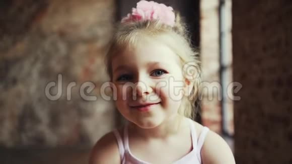 快乐的孩子宝贝女孩坐在椅子上笑可爱的金发女郎童年慢动作对斯泰迪达姆的射击视频的预览图