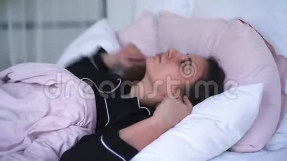 愤怒的女人用枕头闭上耳朵一幅年轻的恼人的白种人女孩试图睡觉的肖像尽管有噪音视频的预览图