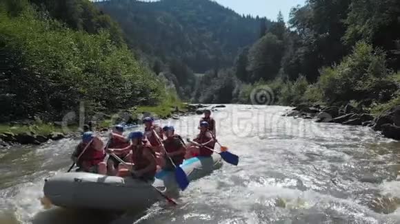 慢动作人们在山河上皮划艇视频的预览图