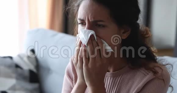患有过敏抽鼻子鼻塞的患病青年妇女视频的预览图