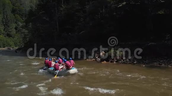 慢动作人们在山河上皮划艇视频的预览图