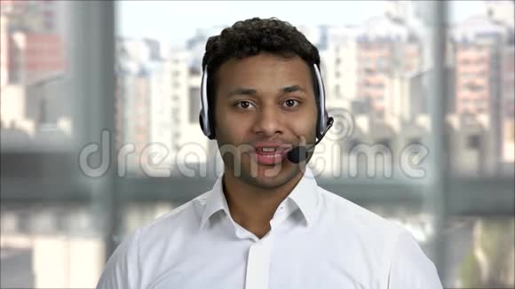 年轻积极的印度男人在呼叫中心工作视频的预览图