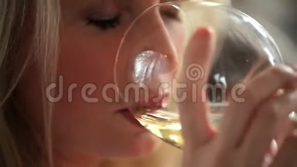 女人喝酒是一种酒视频的预览图