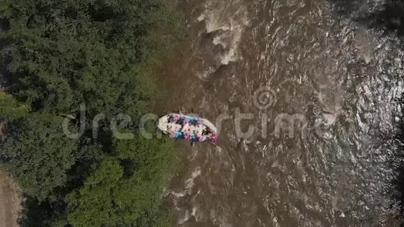 从空中俯瞰漂浮在河上的皮艇上的人们视频的预览图