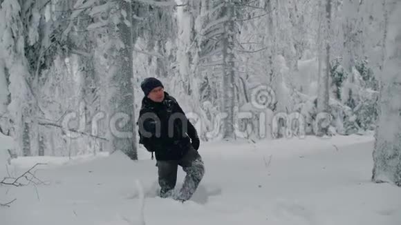徒步穿越冬林深雪拍摄自我视频视频的预览图