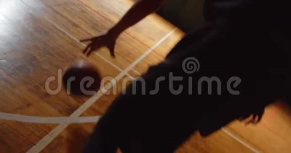 年轻的卷曲职业篮球运动员把球扔进篮筐夜晚黑暗的轮廓后视视频的预览图
