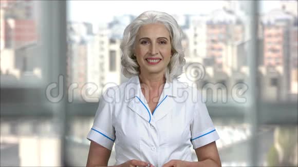 微笑的医生戴上听诊器视频的预览图