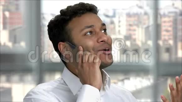 快乐的印度男人在空白透明电话上交谈视频的预览图