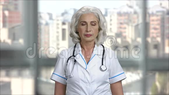 一位老快乐女医生的肖像视频的预览图