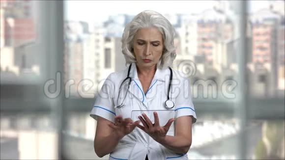 老年重症女医生空白透明玻璃copyspace片视频的预览图