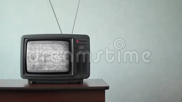 男人在旧电视上切换频道视频的预览图