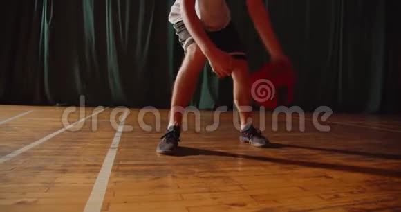 年轻白种人篮球运动员运球训练篮背景自信热身准备视频的预览图