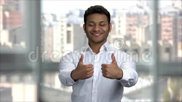 快乐的印度男人竖起两个大拇指视频的预览图