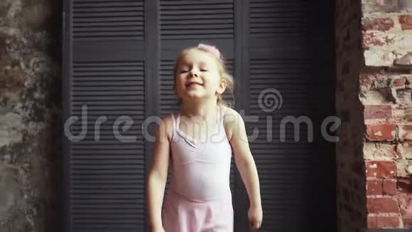 一个漂亮的金发女孩孩子跑着笑快乐的孩子慢动作对斯泰迪达姆的射击视频的预览图
