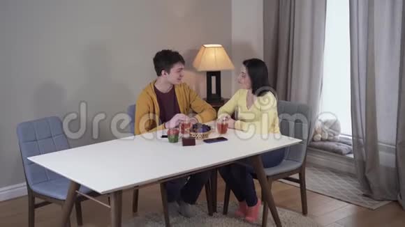 乐观的高加索人母亲和儿子给予高五和谈话的最高看法快乐的女人喝茶聊天视频的预览图