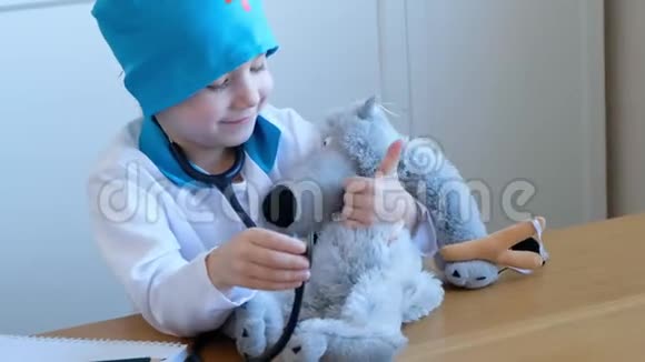 带着听诊器和玩具玩医生的小可爱男孩视频的预览图