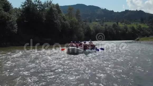 人们在山地自然背景下在河上皮划艇视频的预览图