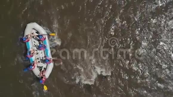 从空中俯瞰人们漂流下河视频的预览图