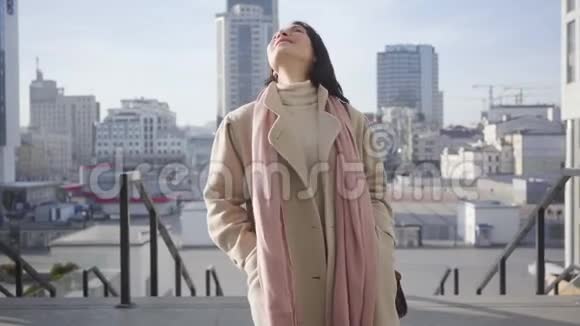 积极的白种人妇女在城市享受阳光的一天的肖像年轻的女商人站在视频的预览图