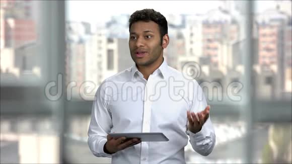 印度男子在办公室举行平板电脑演讲视频的预览图