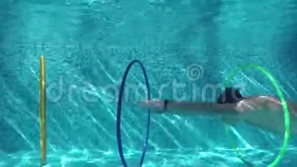 在游泳池里游泳的人视频的预览图