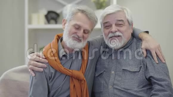 两个头发花白的白人男子在镜头前说话并竖起大拇指的肖像退休人士摆姿势视频的预览图