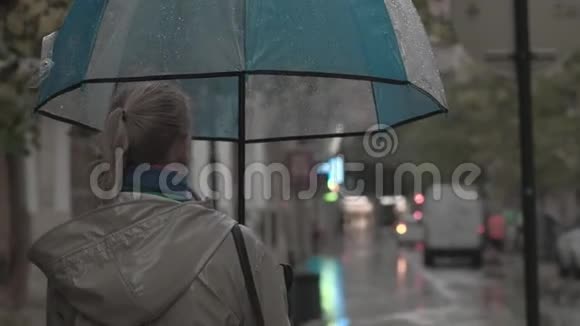秋天晚上带伞的女人视频的预览图
