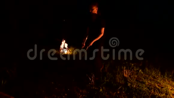 一个年轻人点燃两把火把低调中型射击视频的预览图