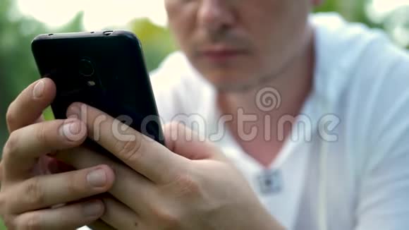 黑色智能手机社交网络中男性手打字信息视频的预览图