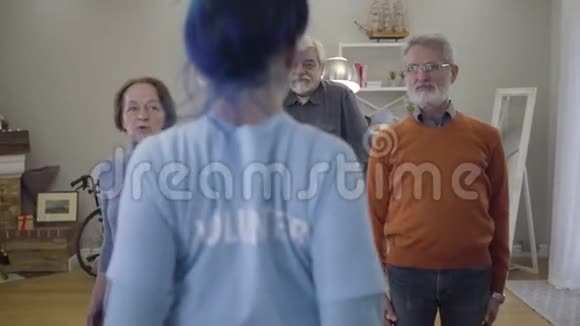 三个白人退休人员和志愿者一起行动早上锻炼身体的老人和女人视频的预览图