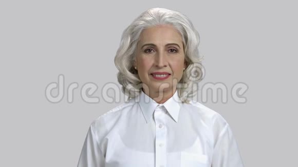 幸福老太太穿白色正式衬衫的肖像视频的预览图
