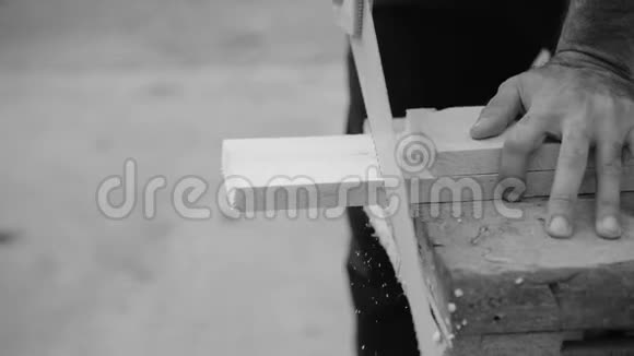 一个人用锯锯锯木棍视频的预览图