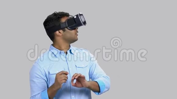 害怕的印度教男子在vr头套玩恐怖游戏视频的预览图