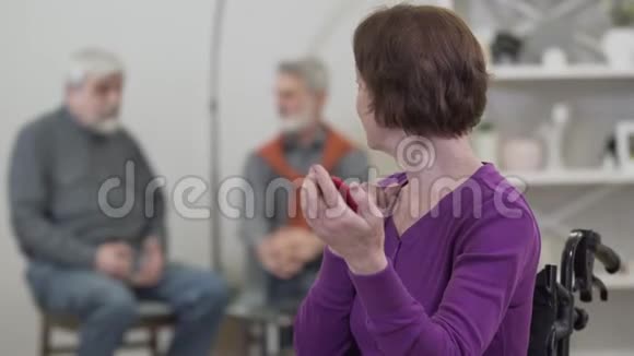 老白种人女人回头看着男人在后台说话转向手镜害羞的老年女性退休人员视频的预览图