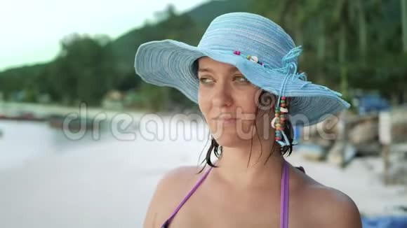 沙滩蓝太阳帽可爱女性视频的预览图