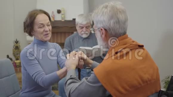 积极的高级高加索女人与成熟男人交谈和大笑的肖像一对老夫妇在寂寞中调情视频的预览图