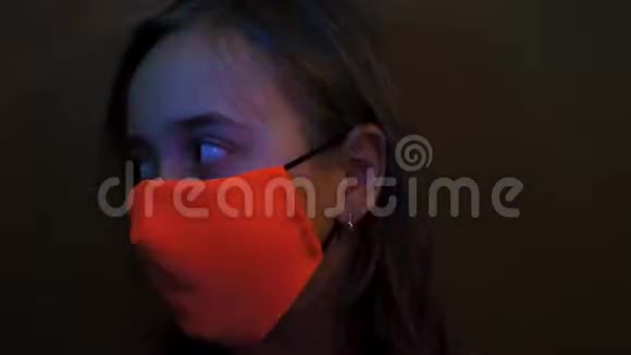 在警笛闪烁的灯光背景下的少年冠状病毒和流感流行概念女孩站在视频的预览图