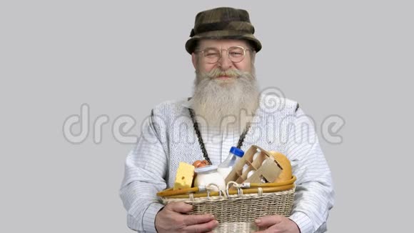 快乐退休老爷爷的画像与草篮食品杂货视频的预览图