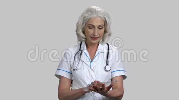 老阳性女医生与模型玻璃片PC视频的预览图