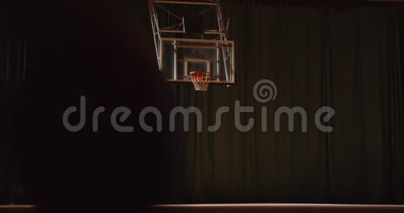 年轻的白种人篮球运动员把球扔进篮筐晚上获胜的体育馆视频的预览图
