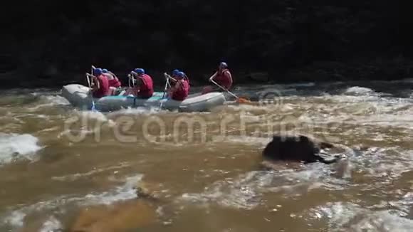 山河上漂流皮艇的人的侧景视频的预览图