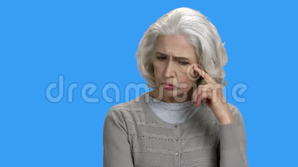 可悲的资深退休女士视频的预览图