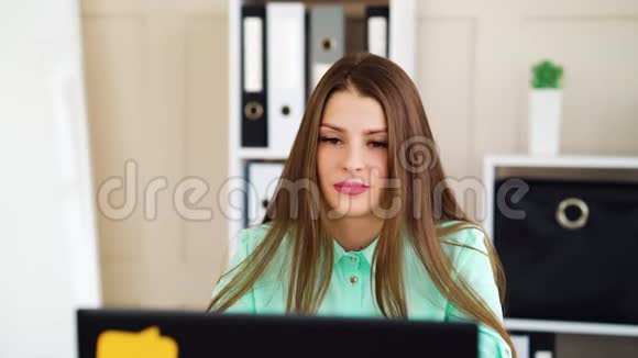 商务女性在办公室的笔记本电脑视频通话中听到好消息兴奋不已视频的预览图