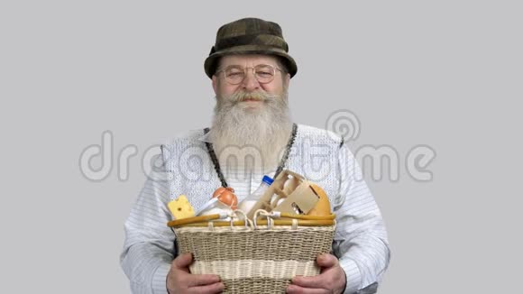 退休老人送草篮食品杂货的画像视频的预览图