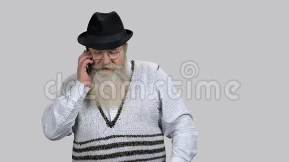 老退休老人在电话交谈和微笑视频的预览图