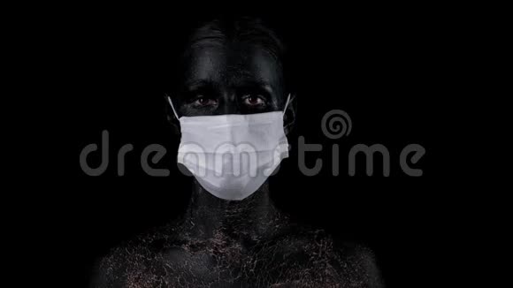 戴着医用口罩的黑科洛德脸的女人可以抵御冠状病毒新型冠状病毒2019nCoV大流行视频的预览图