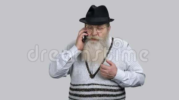 愤怒的退休老人在打电话视频的预览图